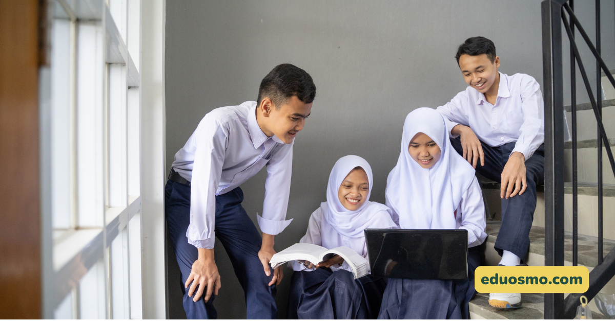 siswa smp berkumpul dan berdiskusi bersmaa